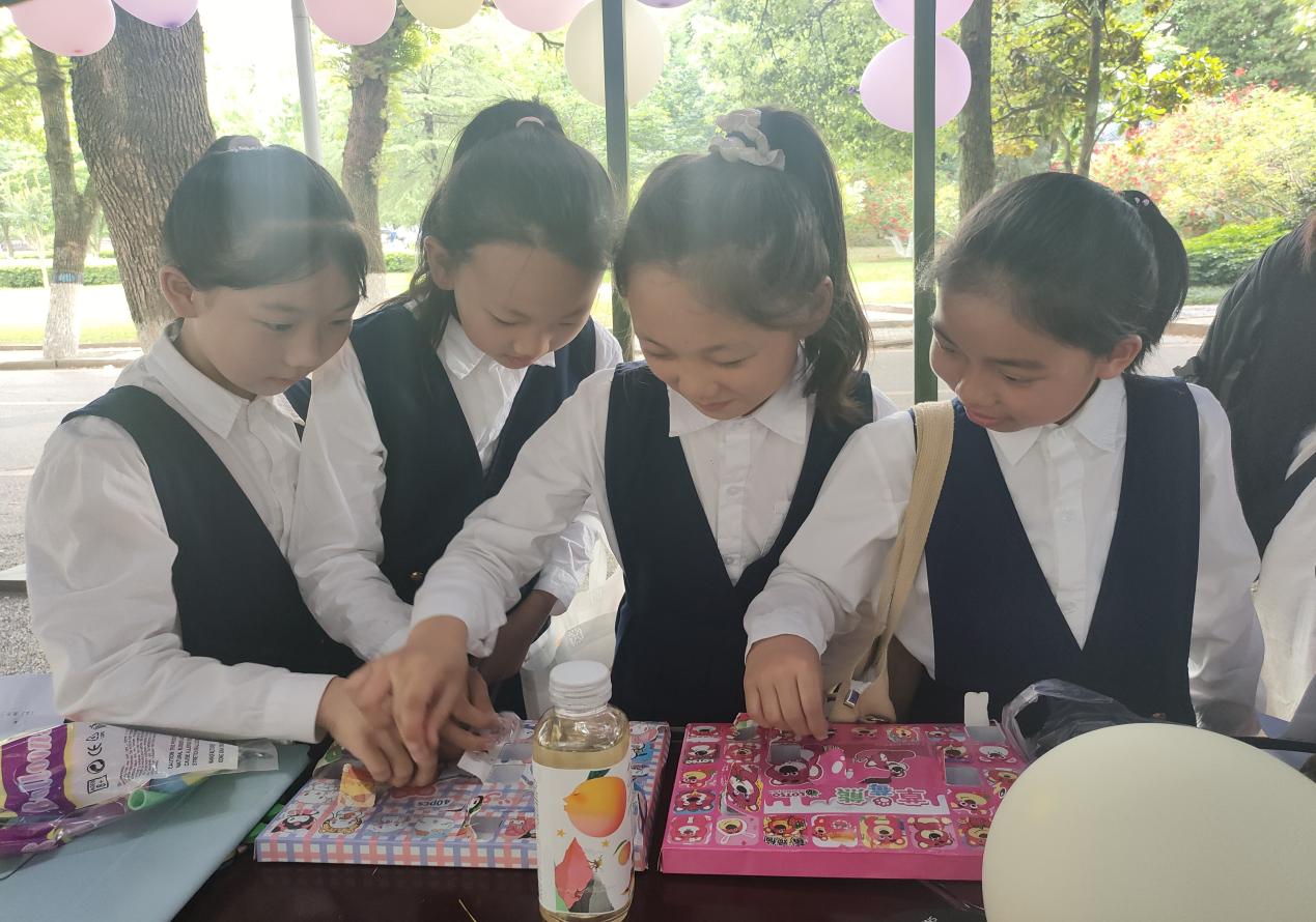 小朋友们开心的进行抽奖.jpg 小朋友们开心的进行抽奖.jpg