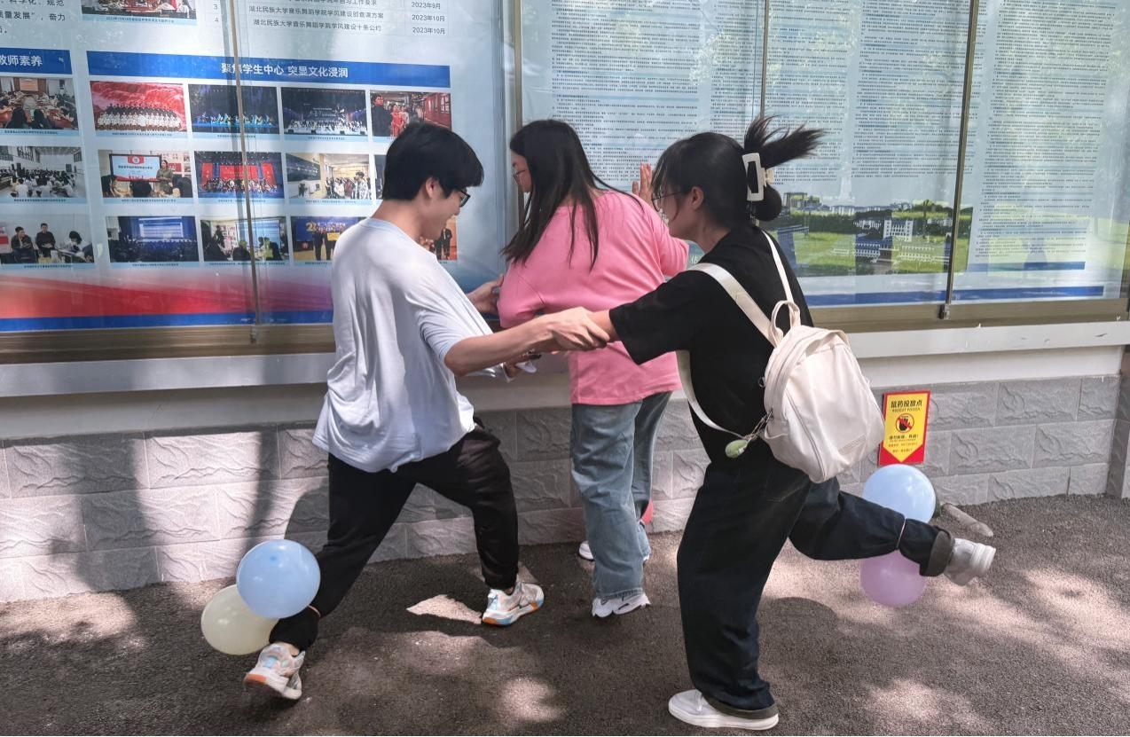 正在追逐进行“压力气球爆破赛”的同学.jpg 正在追逐进行“压力气球爆破赛”的同学.jpg