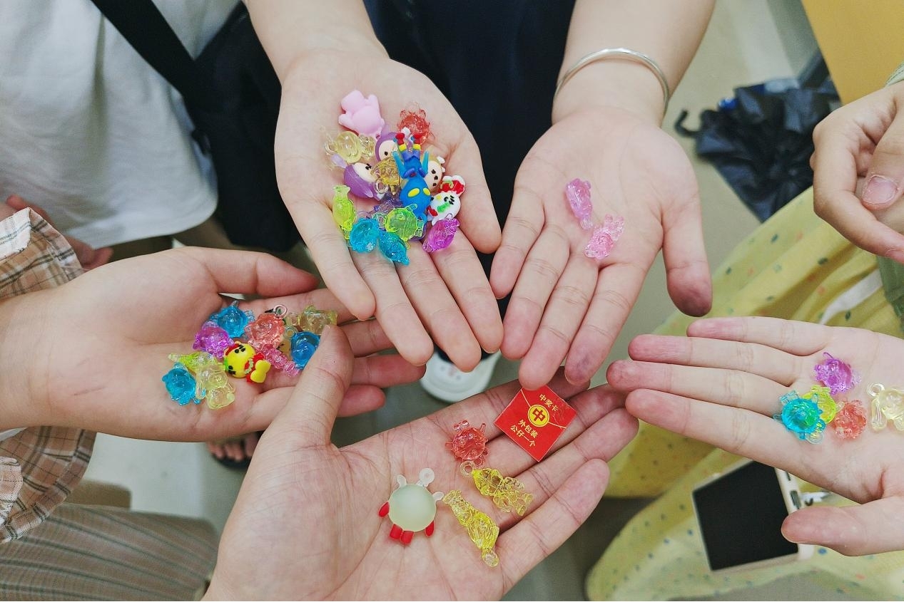 同学们与收集的小挂件拍照留恋.jpg 同学们与收集的小挂件拍照留恋.jpg