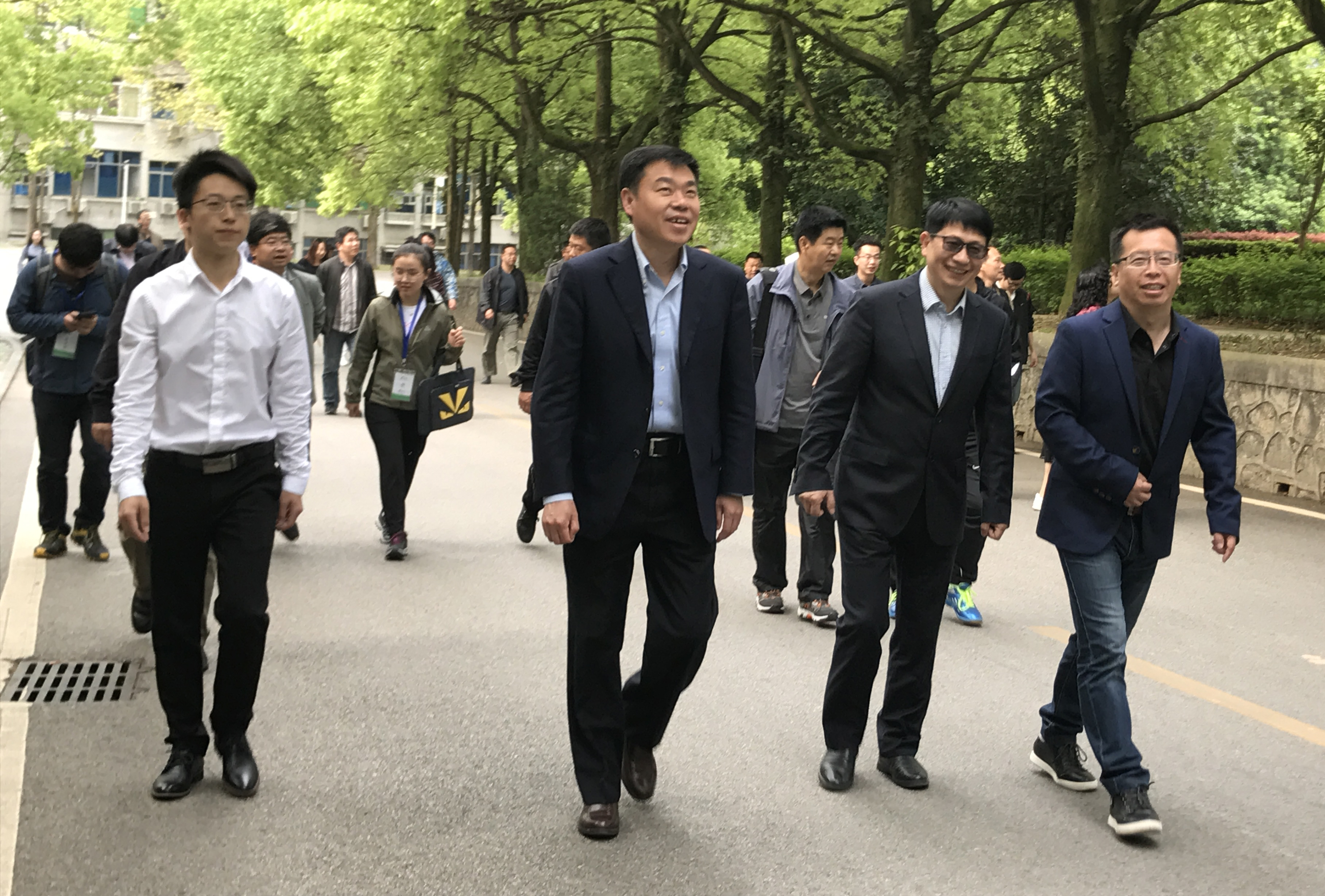 与会专家学者考察湖北恩施生态站科研教学实践基地.jpg 与会专家学者考察湖北恩施生态站科研教学实践基地.jpg